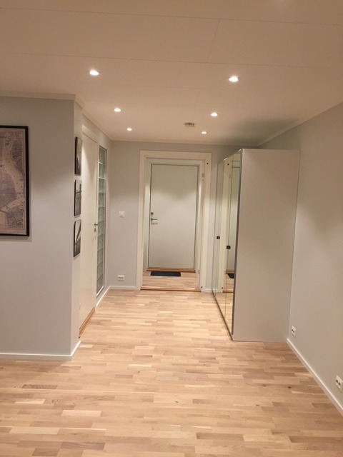 Fra stue/kjøkken mot gang til soverom 1, entregang hvor inngang til soverom 2 og bod er.